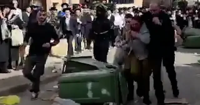 Haredi Yahudileri İsrail askerlerini taşladı: Engel olan polislerin araçlarını devirdi VİDEO İZLE