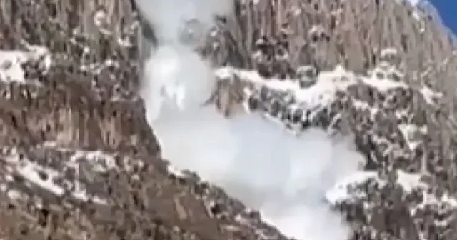 Hakkari’de dağdan kopan çığ cep telefonuna yansıdı VİDEO İZLE