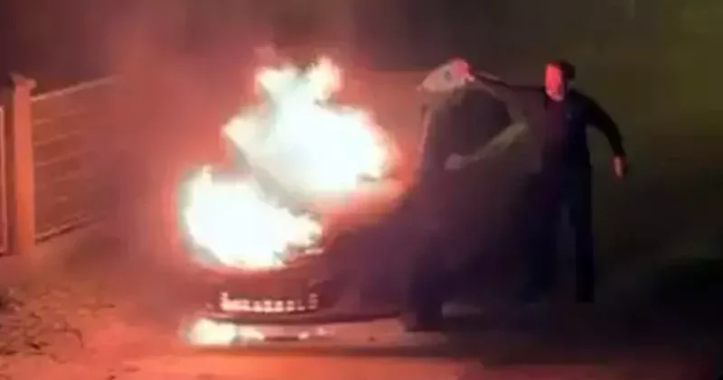 Avcılar da otomobilindeki yangını pet şişedeki suyla söndürmeye çalıştı