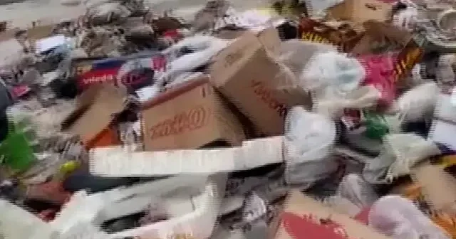 Erzurum’da bir evden 10 yıllık çöp çıkarıldı: Temizliği 3 gün sürdü VİDEO İZLE