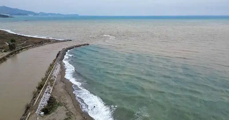 Derelerden akan sel suyu, Akdeniz’i kahverengiye bürüdü