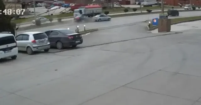 Tokat ta 2 kişinin yaralandığı kaza kamerada VİDEO İZLE
