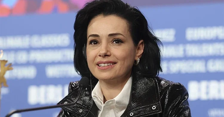 Özgü Namal ın Türkiye yanıtı gündem oldu: Zorunluluk değil, tercih!