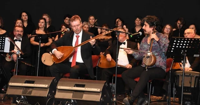Odunpazarı Halk Eğitimi Merkezi Türk Halk Müziği Korosu 52. Yıl Sanat Gecesi Konseri yoğun ilgi gördü Eskişehir Haberleri