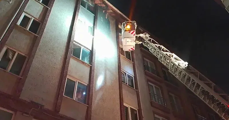 Silivri de bina girişindeki elektrik trafosu yandı: 2 kişi dumandan etkilendi