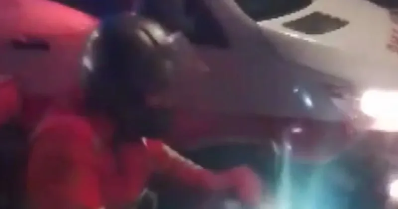 Kuryeyi savrulmaktan ambulans ve metrobüs kurtardı