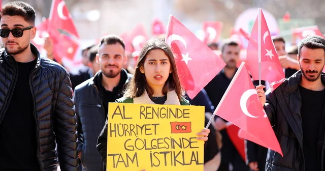 GAÜN lü öğrencilerden Türk bayrağına saygı yürüyüşü Gaziantep Haberleri
