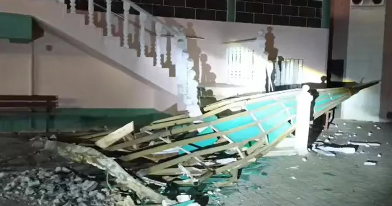 Manisa yı fırtına vurdu: Minarenin külahı devrildi, çatılar uçtu, ağaçlar devrildi