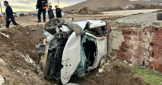 Elazığ da otomobil aydınlatma direğine çarptı: 2 yaralı Elazığ Haberleri