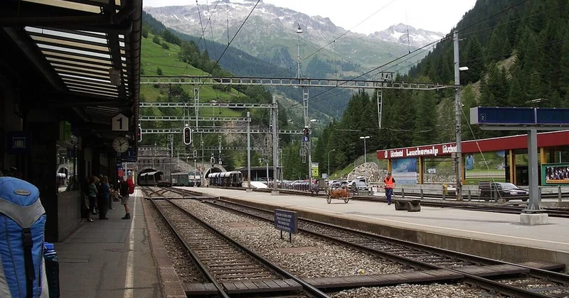 İsviçre de 80 yolcuyu taşıyan tren raydan çıktı