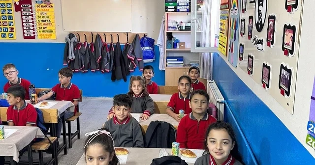 Güroymak ta öğrencilere simit ve poğaça dağıtıldı Bitlis Haberleri