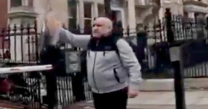 Türk konsolosluğu önünde Kur an yakan kişiye ABD kalkanı