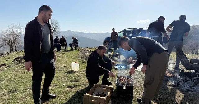 Derecik te sıcak havayı gören vatandaşlar piknik alanlarına akın etti Hakkari Haberleri
