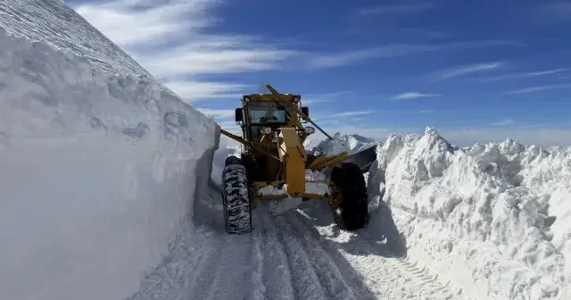 Van da 3 bin 300 rakımda karla mücadele VİDEO İZLE