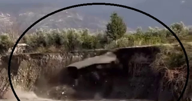 Aşırı yağışla birlikte yolda yaşanan çökme anı görüntülendi Hatay Haberleri