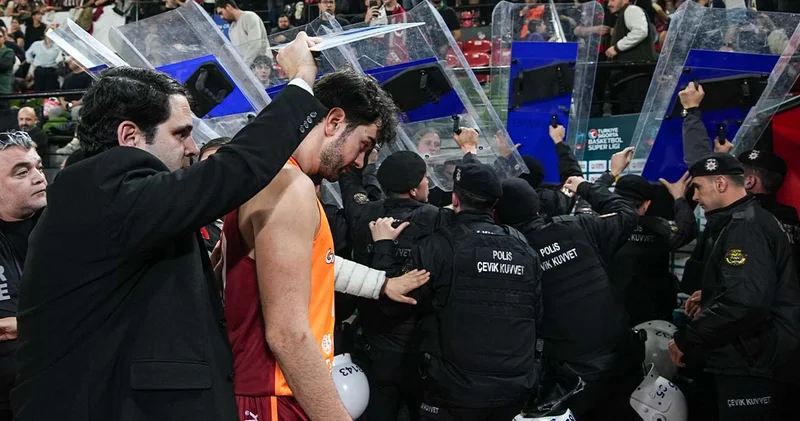 Galatasaray maçında ortalık karıştı: Hakemler soyunma odasına girdi
