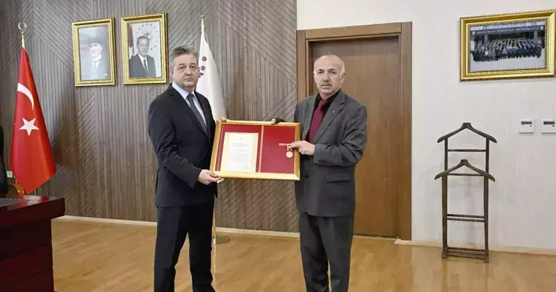 Madalyası depremde kaybolan gaziye yenisi hazırlanıp verildi