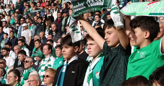 Bursaspor sevgisi Osmangazi de büyüyor Geleceğin taraftarları tribünlerde yerini aldı Bursa Haberleri