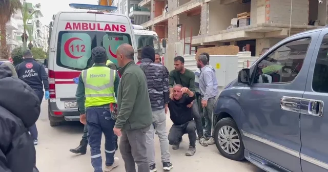 İnşaatın 5 inci katından düşen işçinin babasından yürek burkan yakarış Antalya da çatıdan düşen işçi gencin aynı inşaatta çalışan babası, Oğlum ölmeyecek çabuk hastaneye götürün diye feryat etti Antalya Haberleri