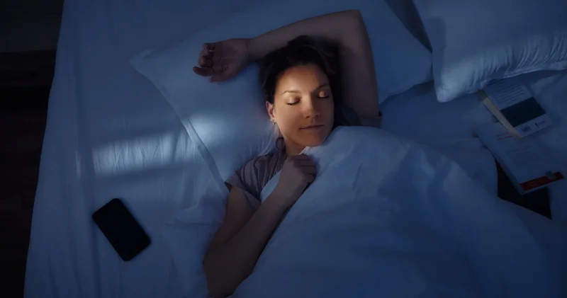 Gece boyunca yanınızda: Cep telefonuyla uyumak sağlığınızı nasıl etkiliyor?