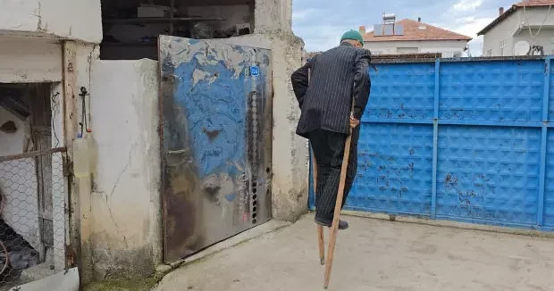 Samsun haberleri Samsun da ilginç gelenek: 83 yaşındaki adam tahta bacakla dolaşıyor 16 Şubat 2026