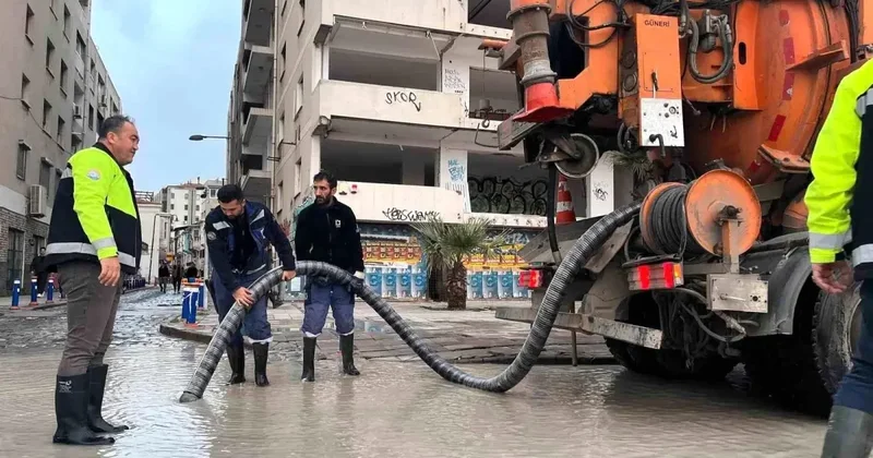 İzmir de 50 yılda bir görülen meteorolojik tablo: Dalgalar 1 metreye ulaştı
