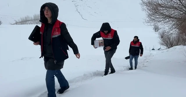 2 bin rakımda gıda seferberliği: Karlı yolları aşarak çocuklara bilgi taşıdılar Hakkari Haberleri