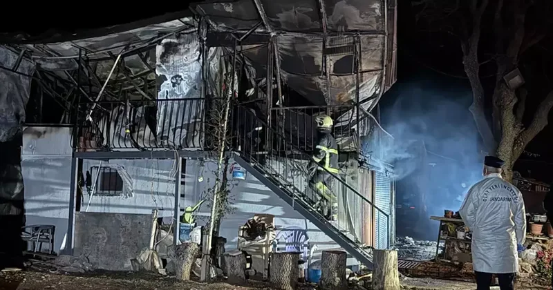 Prefabrik köy evi alev alev yandı... Karı koca feci şekilde can verdi
