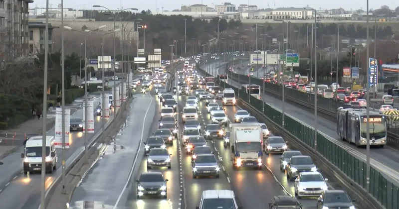 İstanbul da haftanın ilk iş gününde bazı noktalarda trafik yoğunluğu yaşandı