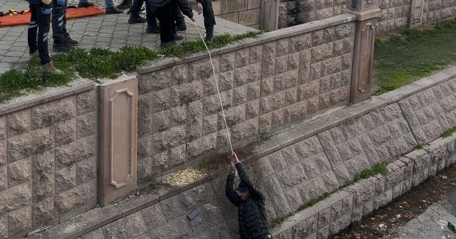 Porsuk Çayı na düşen şahıs sarkıtılan iple çıkarıldı Eskişehir Haberleri