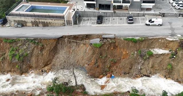 Alanya da şiddetli yağış sonrası heyelan oluştu, yol çöktü DSİ ve belediyeye dilekçelerimizi verdik, buraya bir istinat duvarı yapılmadı Antalya Haberleri
