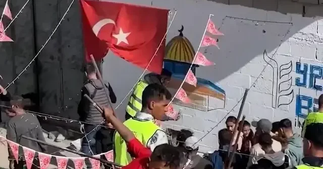 Gazze İsrail soykırımına rağmen Türk bayrağı altında Ramazan’a hazırlanıyor VİDEO İZLE