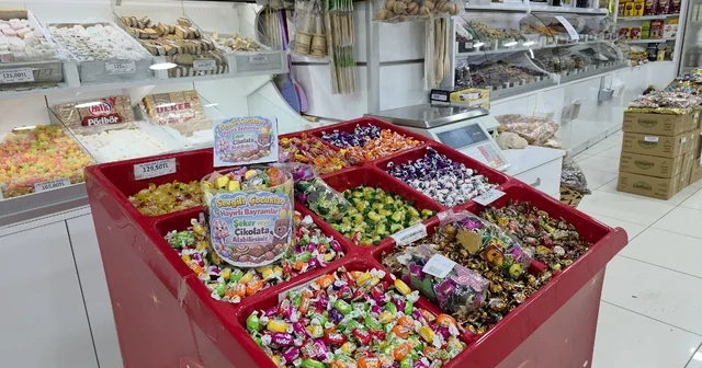 Bayram alışverişine gelen çocukları ikram köşesi ile sevindiriyor Bayramı bayram yapan da çocukların gülüşüdür. O bir gülüşe talibiz Düzce Haberleri