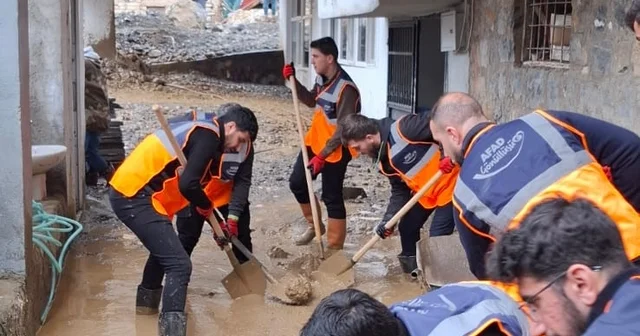 Sel sonrası 50 hayvan telef oldu, 2 ahır kullanılamaz hale geldi AFAD gönüllü ekipleri sahada çalışma başlattı Şırnak Haberleri