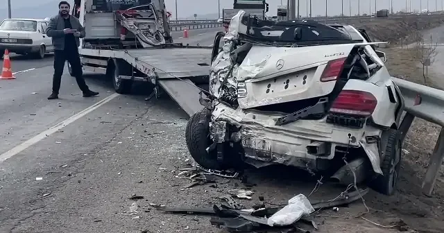 Kayseri de tırın yol kenarında duran otomobile çarptığı kazada bir kişi yaralandı VİDEO İZLE