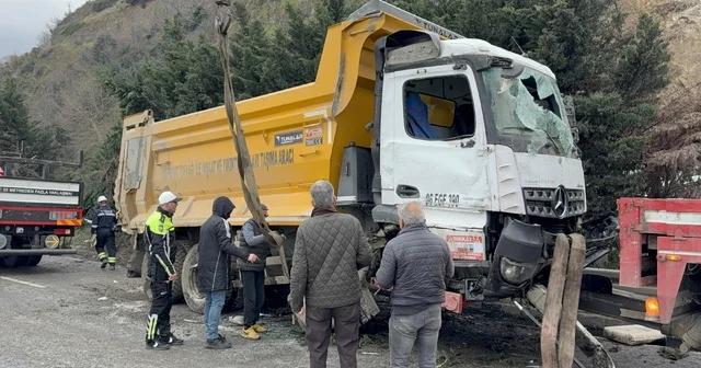 Hafriyat kamyonu refüje daldı, sürücü yaralandı Samsun Haberleri