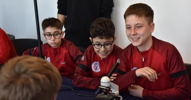 Altıeylül Belediyesporun sporcuları bilim dünyasını keşfetti Sporun disiplini bilimin merakıyla buluştu Balıkesir Haberleri