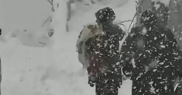 Karda mahsur kalan anne ve bebeğin yardımına trafik polisleri yetişti VİDEO İZLE