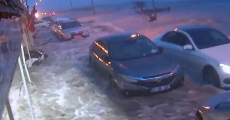 Deniz taştı, sahil yolu ve işletmeler su altında kaldı Sözcü Gazetesi