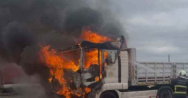 Tekirdağ da park halindeki tır alev alev yandı Tekirdağ Haberleri