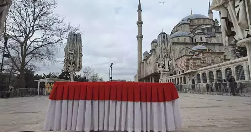 Prof.Dr. İlber Ortaylı nın son yolculuğuna uğurlanacağı Fatih Camii nde hazırlıklar sürüyor