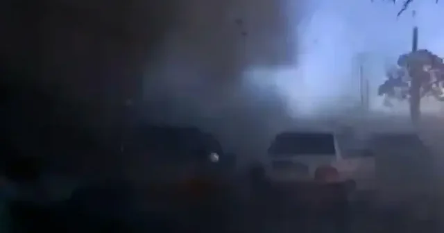 İran a düzenlenen saldırı kamerada: Enkaz parçaları ve duman yolu saniyeler içerisinde kapattı VİDEO İZLE