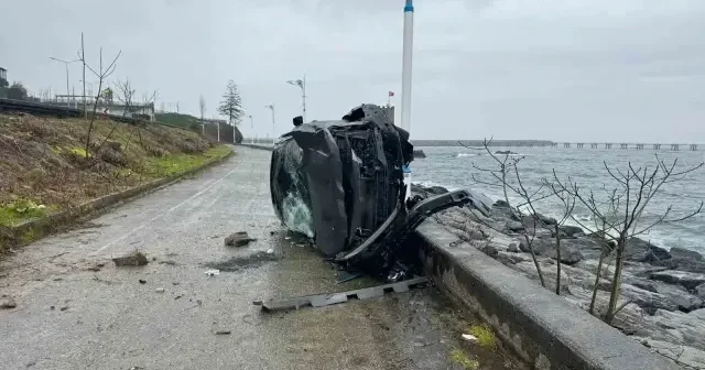 Kayganlaşan yolda otomobil takla attı VİDEO İZLE