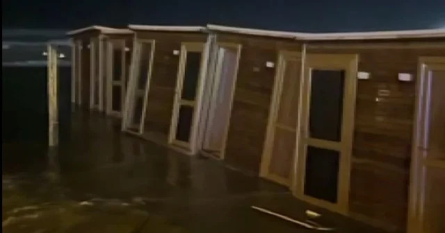 Hatay da fırtına yaşamı olumsuz etkiledi; dalgalar yola kadar geldi Hatay Haberleri