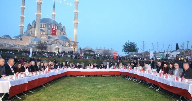 Selimiye Camisi meydanında 7 bin 500 kişi Kadir Gecesi iftarında buluştu Edirne Haberleri
