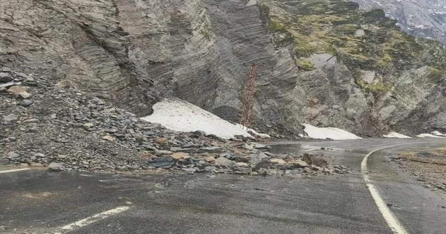 Şırnak Beytüşşebap yolundaki heyelan nedeniyle trafik akışı durdu Şırnak Haberleri