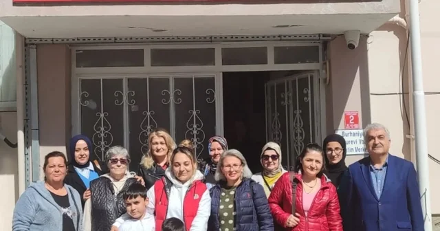 Burhaniye de huzurevindeki yaşlıları sevindirdiler Balıkesir Haberleri