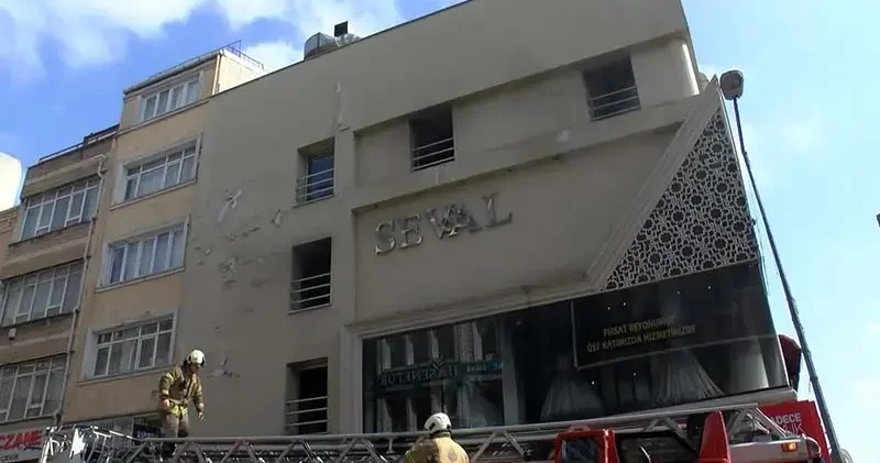 Fatih te gelinlik mağazasında yangın; mahsur kalan 2 kişi kurtarıldı