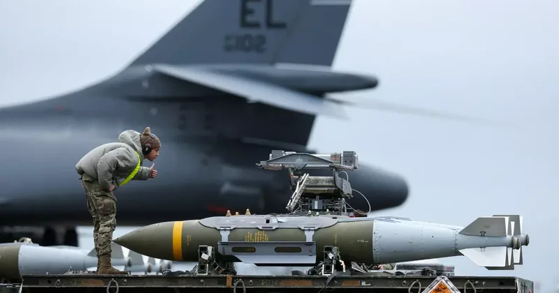 İngiltere de İran hazırlığı! Yoğun askeri hareketlilik: Bombalar böyle yüklendi