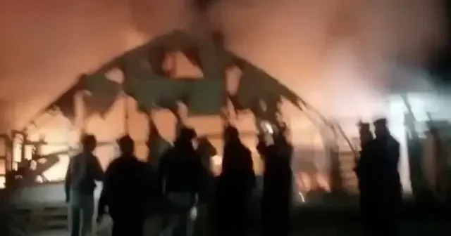 Sobadan sıçrayan kıvılcım faciaya yol açtı: Çiftlik yangınında acı bilanço VİDEO İZLE